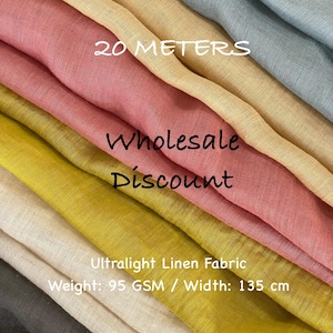 Op de afbeelding: Een display van ultralichte linnen stof in verschillende kleuren, waaronder roze, geel en grijs. De tekst "20 METERS" en "Wholesale Discount" is zichtbaar. De stof is 135 cm breed en weegt 95 GSM.