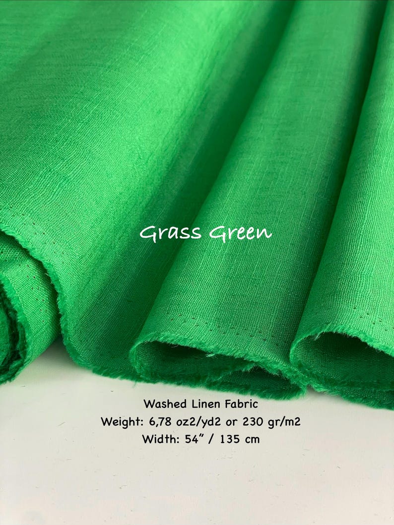 K&ouml;nnte beinhalten: Grasgr&uuml;ner gewaschener Leinenstoff mit sichtbarer Webstruktur. Der Text auf dem Stoff lautet Grass Green. Zus&auml;tzlicher Text gibt an: Washed Linen Fabric, Gewicht: 230 gr/m2 und Breite: 135 cm.