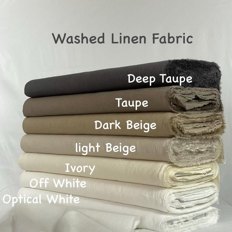 K&ouml;nnte beinhalten: Ein Stapel aus sieben Rollen gewaschenem Leinenstoff in verschiedenen neutralen Farbt&ouml;nen. Die von oben nach unten beschrifteten Farben sind Deep Taupe, Taupe, Dark Beige, light Beige, Ivory, Off White und Optical White. Der Stoff hat sichtbare Fransen.
