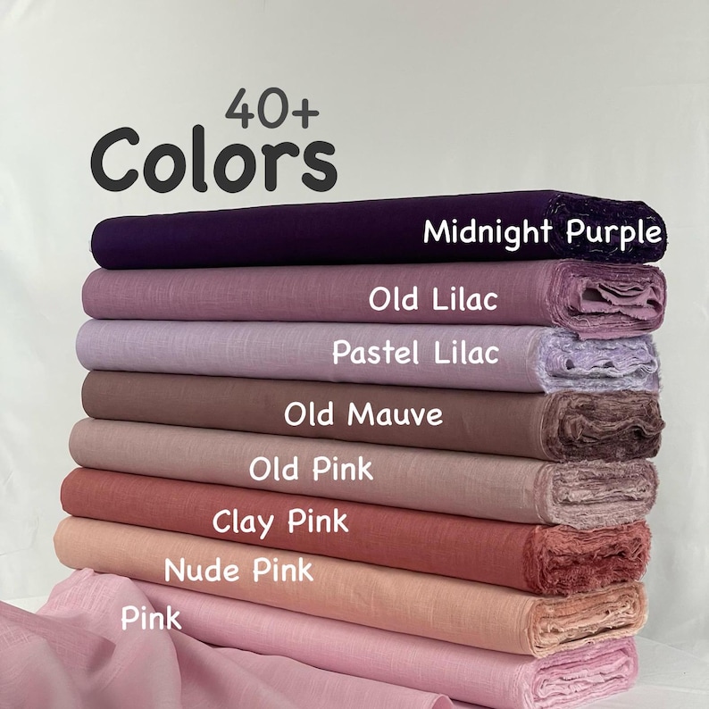 K&ouml;nnte beinhalten: Ein Stapel von Stoffballen in verschiedenen Lila- und Rosat&ouml;nen, beschriftet mit Texten wie 40+ Colors, Midnight Purple, Old Lilac, Pastel Lilac, Old Mauve, Old Pink, Clay Pink, Nude Pink und Pink, mit einer strukturierten, gewebten Optik.