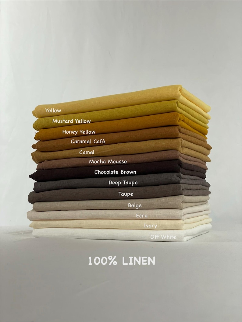 Może przedstawiać: Stos złożonych pr&oacute;bek tkanin ze 100% lnu w r&oacute;żnych odcieniach, w tym Yellow, Mustard Yellow, Honey Yellow, Caramel Caf&eacute;, Camel, Mocha Mousse, Chocolate Brown, Deep Taupe, Taupe, Beige, Ecru, Ivory i Off White z odpowiednimi etykietami.
