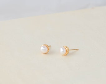 Small Pearl Stud earrings - 18K Gold Plated