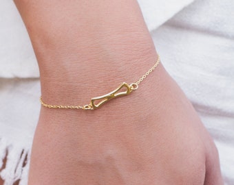 Gold dainty bow bracelet