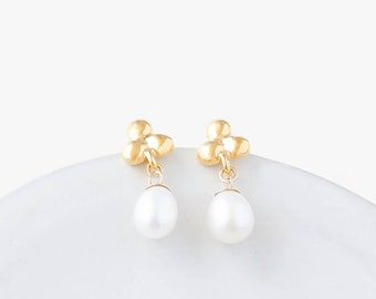 Wedding pearl earrings