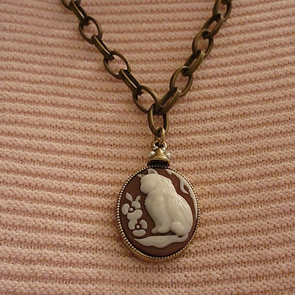 Old-fashioned Cameo Necklace with Fluffy White Cat