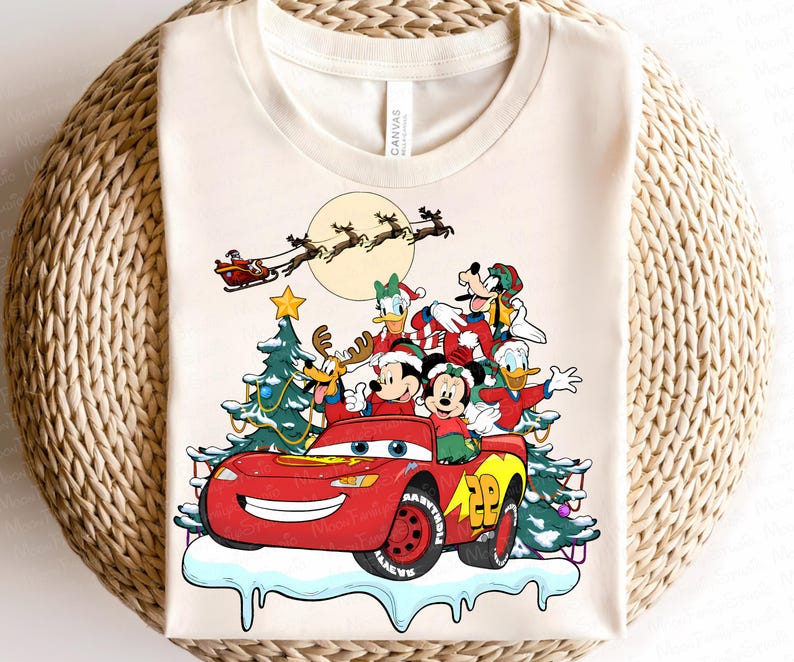 Pu&ograve; includere: T-shirt color crema con un design festivo con personaggi Disney. Topolino e Minnie, Paperino e Pippo sono in un'auto rossa con un albero di Natale. Babbo Natale vola nel cielo con le renne. Un numero 28 giallo &egrave; sull'auto.