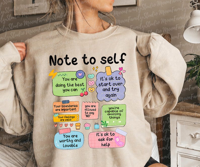 Może przedstawiać: Beżowa bluza z napisem "Note to self" i kolorowymi karteczkami z pozytywnymi afirmacjami. Notatki zawierają zwroty takie jak "Dajesz z siebie wszystko" i "Możesz zacząć od nowa i spr&oacute;bować ponownie."