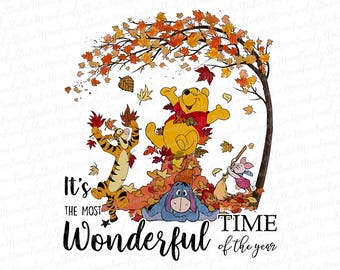 Puede incluir: Una ilustración caprichosa con Winnie the Pooh y sus amigos en una escena otoñal. Tigger, Pooh, Eeyore y Piglet están rodeados de hojas de otoño. El texto dice: "It's the Most Wonderful Time of the Year."