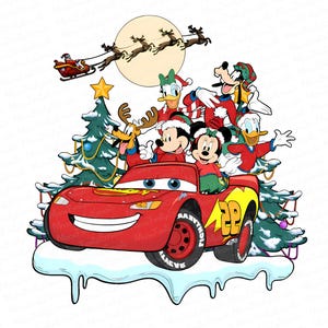 Pu&ograve; includere: Illustrazione festosa con personaggi Disney in un'auto da corsa rossa decorata per Natale. Mickey e Minnie Mouse, Paperino, Pippo e Pluto sono presenti. Babbo Natale vola nella sua slitta trainata dalle renne, con la luna piena sullo sfondo.