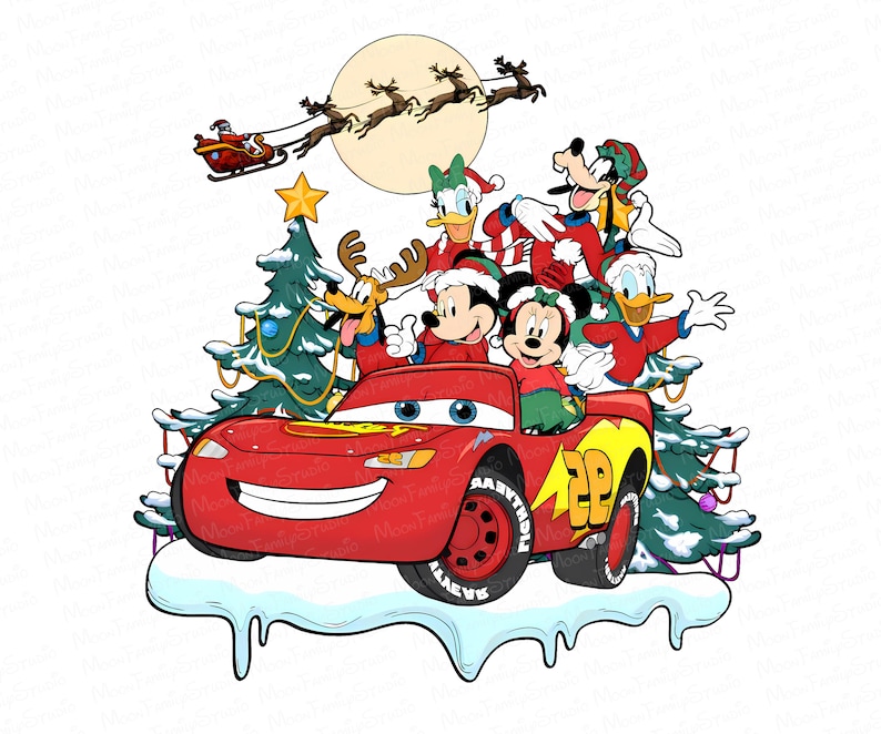 Pu&ograve; includere: Illustrazione festosa con personaggi Disney in un'auto da corsa rossa decorata per Natale. Mickey e Minnie Mouse, Paperino, Pippo e Pluto sono presenti. Babbo Natale vola nella sua slitta trainata dalle renne, con la luna piena sullo sfondo.