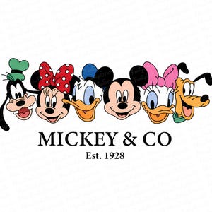 Puede incluir: Gráfico con las caras de los personajes de Disney Goofy, Minnie Mouse, Donald Duck, Mickey Mouse, Daisy Duck y Pluto. El texto "MICKEY & CO" está debajo de los personajes, con "Est. 1928" debajo. Fondo blanco.