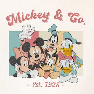 Puede incluir: Una ilustración de estilo vintage de Mickey Mouse, Minnie Mouse, Goofy, Pluto y Donald Duck. Los personajes están dispuestos en un círculo alrededor del texto "Mickey & Co. - Est. 1928 - ".