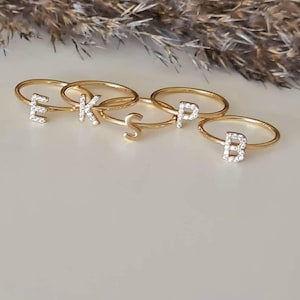 Anillo con inicial en plata de ley: anillo con letra personalizada y circonita, un delicado regalo de joyería personalizado para ella, banda minimalista ajustable.