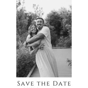 Könnte beinhalten: Ein Schwarzweißfoto eines Paares, das sich auf einem Holzsteg umarmt. Unter dem Foto steht der Text "SAVE THE DATE" mit dem Datum "05.08.26" und dem Ort "ORLANDO, FLORIDA". Der Text "FORMAL INVITATION TO FOLLOW" befindet sich am unteren Rand des Bildes.