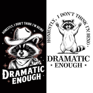 Puede incluir: Dos diseños gráficos con un mapache. El diseño de la izquierda muestra un mapache con sombrero de vaquero y pañuelo sobre un fondo negro. El diseño de la derecha muestra un mapache de pie con las patas levantadas sobre un fondo blanco. Ambos incluyen el texto: Honestly, I don't think I'm being dramatic enough.