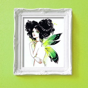 Puede incluir: Una pintura de acuarela de un hada con cabello negro y alas verdes. El hada tiene ojos verdes y lleva un vestido verde y amarillo. El fondo es blanco.