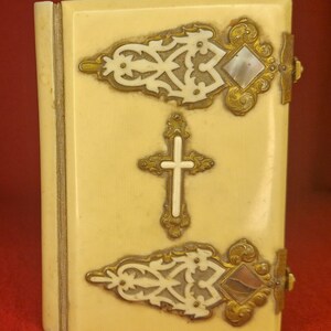 Salut marial (1897) – livre de prières richement décoré avec nacre, carte de prière de Fatima et dépliant original de la Croisade du Rosaire (années 1950)