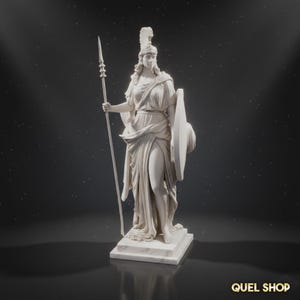 Puede incluir: Estatua de mármol blanco de una mujer con vestimenta clásica, sosteniendo una lanza y un escudo. La estatua está sobre una base cuadrada y lleva un casco. La imagen tiene un fondo oscuro con puntos blancos.