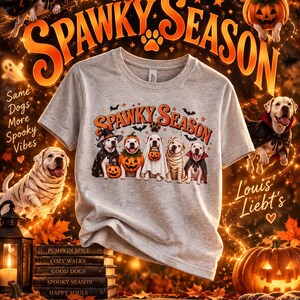 Könnte beinhalten: Ein graumeliertes T-Shirt mit einer Grafik von fünf Hunden in Halloween-Kostümen, darunter eine Hexe, ein Kürbis, ein Geist, eine Mumie und ein Vampir. Der Text "SPAWKY SEASON" ist in Orange über den Hunden gedruckt. Rundhalsausschnitt und kurze Ärmel.