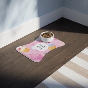 Bone-shaped dog food mat &quot;Pink Cupcakes&quot;