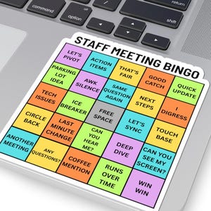 Può includere: Un adesivo rettangolare intitolato Staff Meeting Bingo con una griglia di venticinque quadrati nelle tonalità giallo, verde, arancione, blu e viola. Ogni quadrato contiene frasi comuni da riunione come Let's Pivot, Action Items e Can You See My Screen?