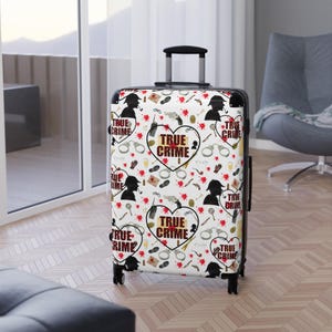トゥルー クライム スーツケース、旅行用荷物、ユニークな機内持ち込み手荷物、犯罪愛好家へのギフト、スタイリッシュな荷物