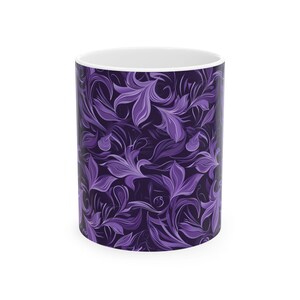 Elegante tazza in ceramica con motivo floreale viola, tazza da caffè artistica, regalo perfetto per gli amanti del tè, arredamento per la casa, festa della mamma, compleanno immagine 1