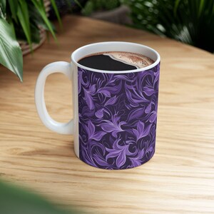 Elegante tazza in ceramica con motivo floreale viola, tazza da caffè artistica, regalo perfetto per gli amanti del tè, arredamento per la casa, festa della mamma, compleanno immagine 4