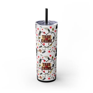True Crime Skinny Tumbler ze słomką, 20 uncji - idealny dla miłośników kryminałów, entuzjastów kawy, prezentów dla niej, niezapomnianych okazji, zabawnych przyjęć