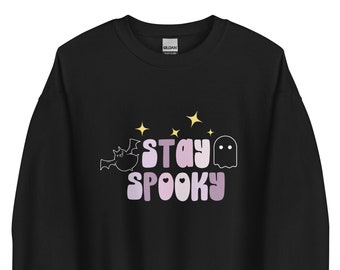 Może przedstawiać: Czarna bluza z napisem "Stay Spooky" w fioletowo-białym gradiencie. Projekt zawiera nietoperza, gwiazdy i ducha. Bluza marki Gildan.