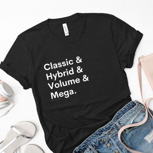 Könnte beinhalten: Schwarzes T-Shirt mit weißem Text, der "Classic & Hybrid & Volume & Mega." lautet.