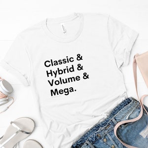 Könnte beinhalten: Weißes T-Shirt mit schwarzem Text, der "Classic & Hybrid & Volume & Mega." lautet.