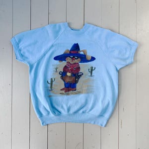 Felpa vintage anni '80 a maniche corte dipinta a mano con coniglietto da cowboy con cactus e scena western firmata