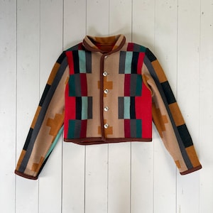 Vändbar filtjacka i vintagestil med lägereld: Ikoniskt sydvästligt geometriskt aztekiskt navajo-mönster (Pendleton?) S/M