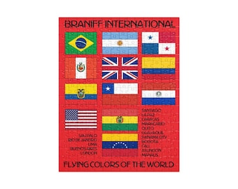 Könnte beinhalten: Ein rotes Poster mit dem Text "Braniff International" und "Flying Colors of the World" in Schwarz. Das Poster zeigt ein Raster mit 12 Flaggen, darunter die Flaggen von Brasilien, Argentinien, Panama, Peru, Großbritannien, Paraguay, Ecuador, Chile, Uruguay, den Vereinigten Staaten, Bolivien und Venezuela.