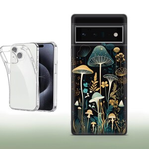 Peut inclure: Une coque de t&eacute;l&eacute;phone transparente avec un t&eacute;l&eacute;phone noir &agrave; l'int&eacute;rieur. La coque de t&eacute;l&eacute;phone pr&eacute;sente un motif de champignons et de fleurs dans des tons de vert, or et marron. La coque de t&eacute;l&eacute;phone est con&ccedil;ue pour un smartphone avec un bloc cam&eacute;ra.