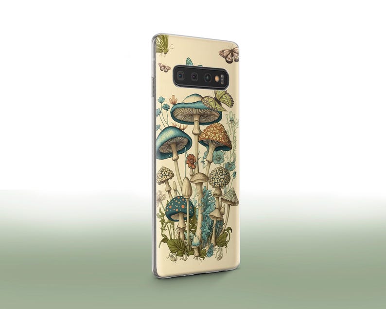 Peut inclure: Une coque de t&eacute;l&eacute;phone avec un fond cr&egrave;me et une illustration color&eacute;e de champignons aux chapeaux bleus et verts. L'illustration comprend des papillons et des fleurs.