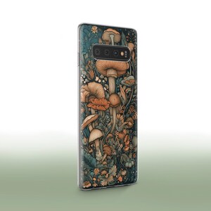 Peut inclure: Une coque de t&eacute;l&eacute;phone avec une illustration color&eacute;e de champignons et de feuillage. La coque a un fond sombre avec une vari&eacute;t&eacute; de champignons dans des tons de brun, orange et blanc. Les champignons sont entour&eacute;s de feuilles vertes et de fleurs.