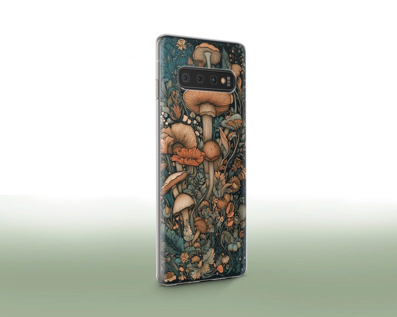 Peut inclure: Une coque de t&eacute;l&eacute;phone avec une illustration color&eacute;e de champignons et de feuillage. La coque a un fond sombre avec une vari&eacute;t&eacute; de champignons dans des tons de brun, orange et blanc. Les champignons sont entour&eacute;s de feuilles vertes et de fleurs.
