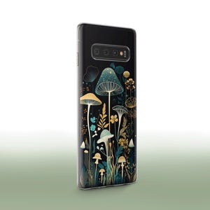 Peut inclure: Une coque de t&eacute;l&eacute;phone noire avec un motif de champignons et de fleurs dans des tons de vert, bleu et or.