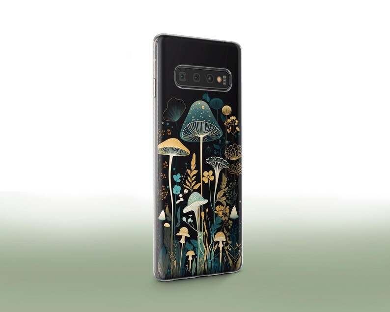 Peut inclure: Une coque de t&eacute;l&eacute;phone noire avec un motif de champignons et de fleurs dans des tons de vert, bleu et or.