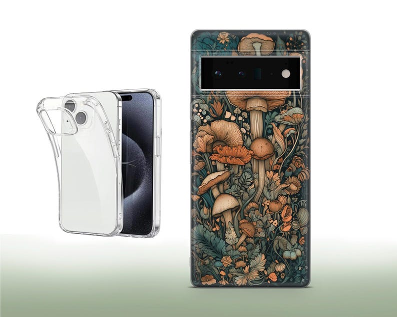 Peut inclure: Une coque de t&eacute;l&eacute;phone transparente avec un motif de champignons et de feuillage dans des tons de brun, vert et orange. La coque est compatible avec un t&eacute;l&eacute;phone dot&eacute; d'un triple objectif d'appareil photo.