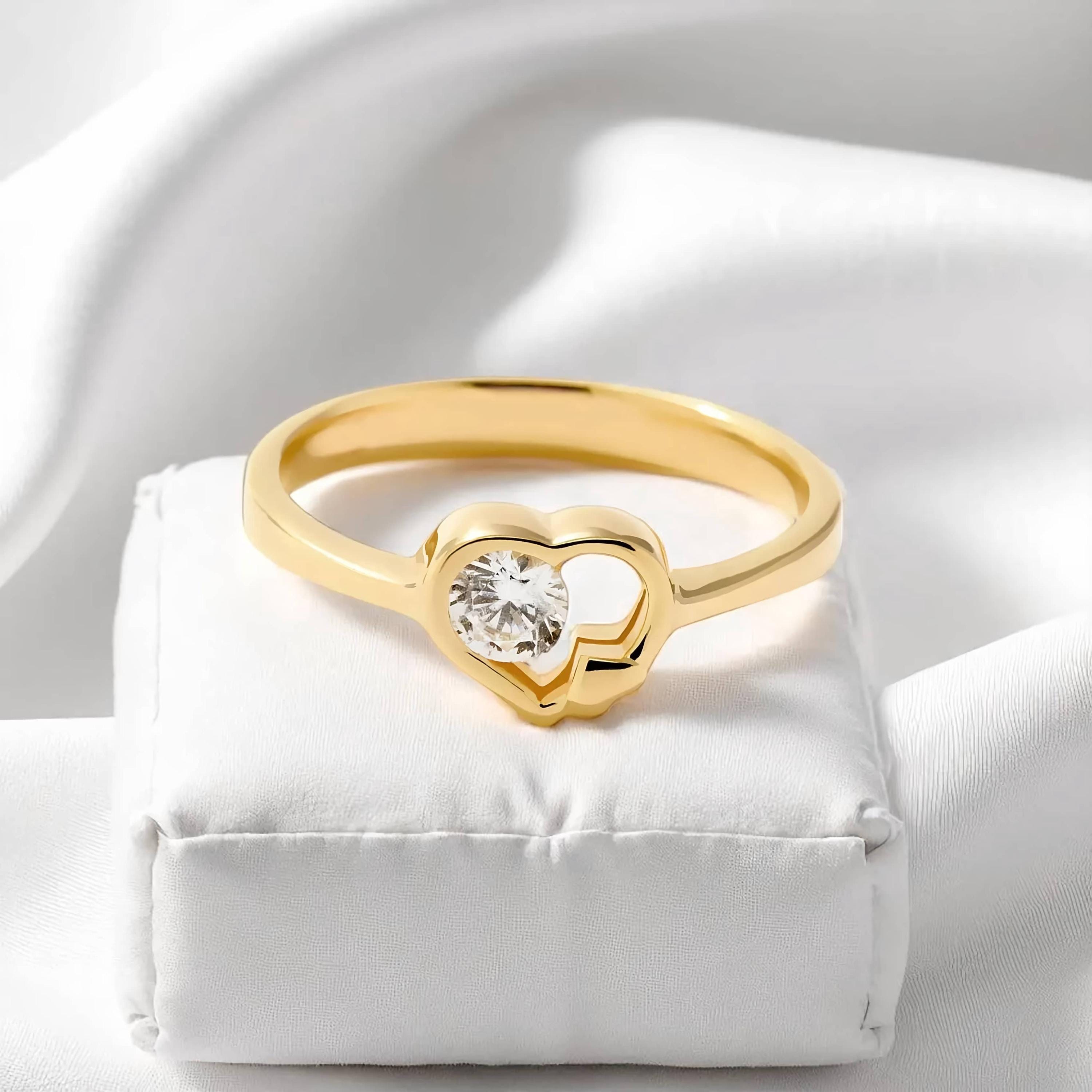 Anillo de oro con corazón y solitario: anillo de compromiso minimalista para ella, un delicado regalo romántico de aniversario, con un acabado de oro de 14 quilates.