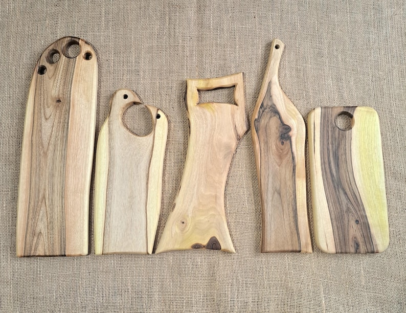Tábuas de corte artesanais: Tábua de corte rústica de madeira imagem 2