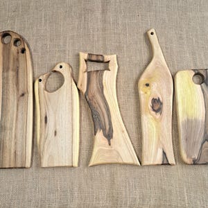 Tábuas de corte artesanais: Tábua de corte rústica de madeira imagem 1
