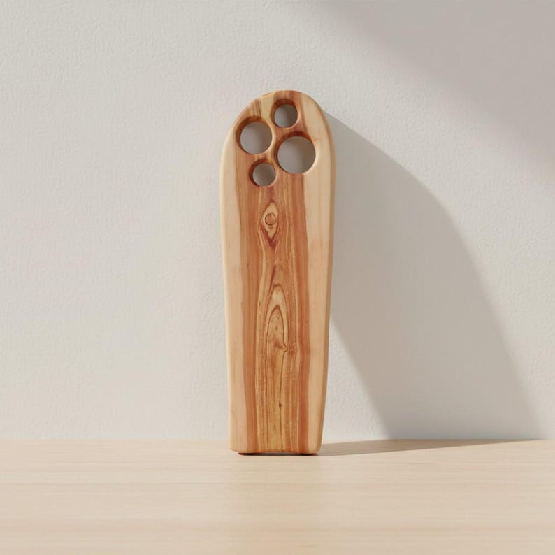 Skärbräda i massivt valnötsträ, rustik lantlig köksinredning, asymmetriskt handtag Apple 44 × 13 cm