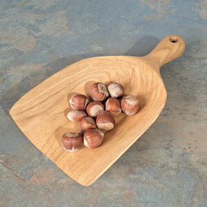 Handgefertigte Schale aus Eichenholz: Schmucktablett aus geschnitztem Holz, rustikales Schmucktablett, Obstschale, Salatteller Bild 2