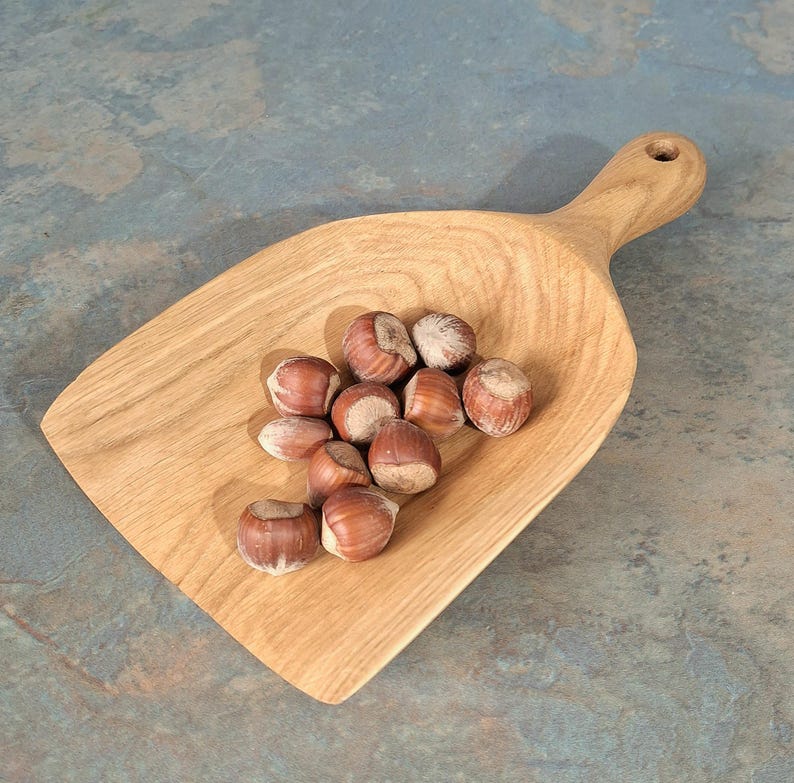 Handgefertigte Schale aus Eichenholz: Schmucktablett aus geschnitztem Holz, rustikales Schmucktablett, Obstschale, Salatteller Bild 2