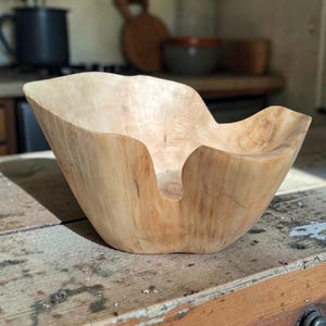 Op de afbeelding: Een set van drie keramische mokken met een gespikkelde, matte afwerking. De mokken zijn in cr&egrave;me, lichtgrijs en donkergrijs. Elke mok heeft een eenvoudig, minimalistisch ontwerp.