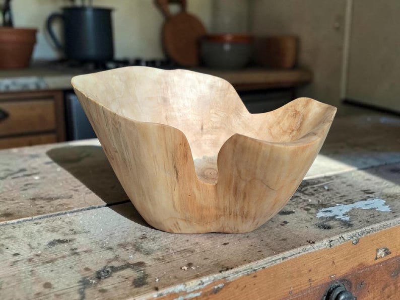 Op de afbeelding: Een set van drie keramische mokken met een gespikkelde, matte afwerking. De mokken zijn in cr&egrave;me, lichtgrijs en donkergrijs. Elke mok heeft een eenvoudig, minimalistisch ontwerp.